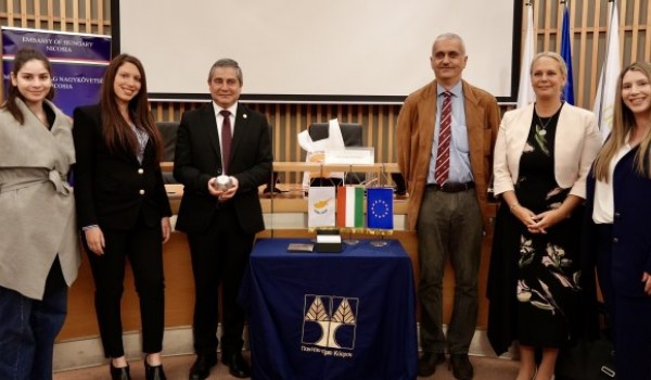 Μοναδικό στο είδος του το “Gömböc” φέρει τον συμβολικό αριθμό ‘1992’  Δωρεά στο Πανεπιστήμιο Κύπρου από την Πρεσβεία της Ουγγαρίας